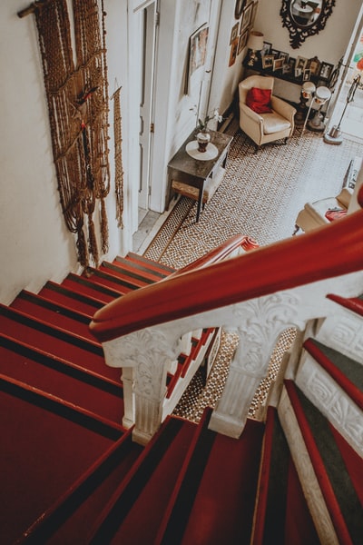 红色和白色的木制楼梯
